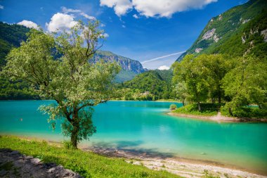 İtalya'nın kuzeyinde Tenno gölü