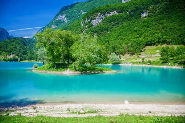 Piękne kolory górskiego jeziora Tenno — Zdjęcie stockowe