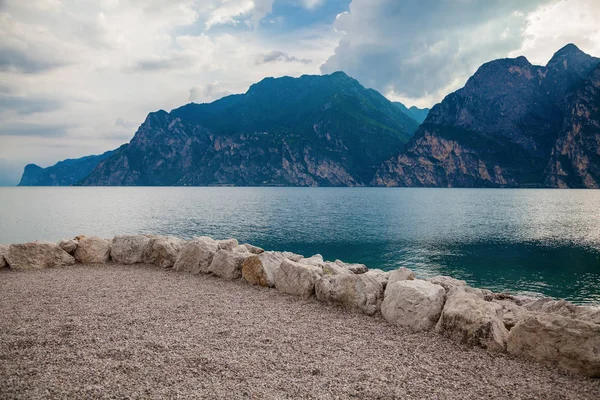 Einsamer Torbole-Strand am Abend — Stockfoto