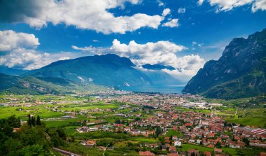 Riva del Garda vadisinin panoramik manzarası