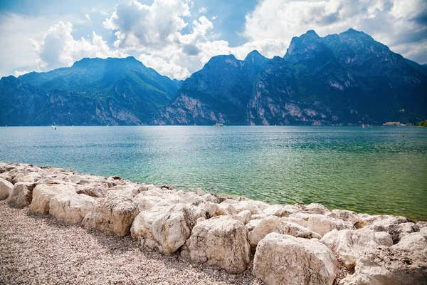 Sonniger Tag am Strand von Torbole — Stockfoto