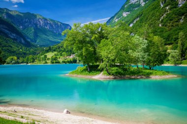 Te gölünün merkezinde ada ile güzel manzara