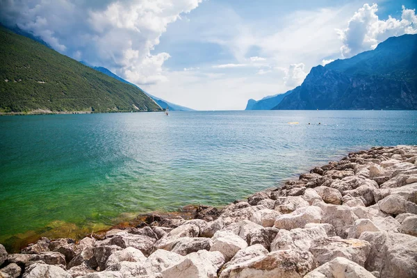 Gardasee vom Torbole Strand — Stockfoto