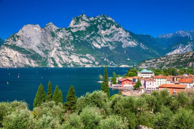 dağlar ile Garda Gölü'nün kuzey kıyısında