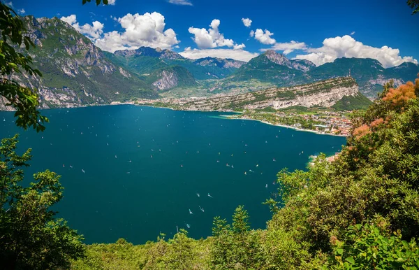 Jezioro Garda z wielu windsurferów — Zdjęcie stockowe