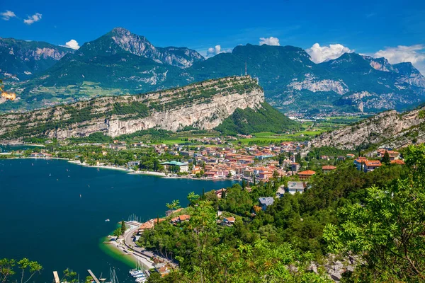 Lago Garda com montanhas e pequena aldeia Torbole — Fotografia de Stock