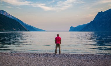 Garda gölünde yalnız adam