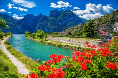 Sarca nehri yaz görünümü