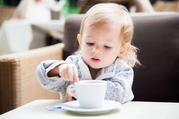 カップに砂糖を混ぜる女の赤ちゃん — ストック写真