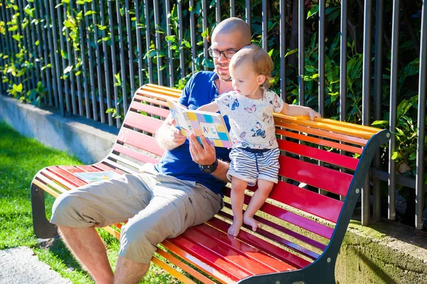 Bébé fille et père lecture un amorce — Photo