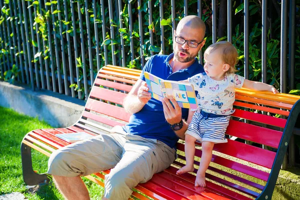 Pai e filha lendo um primer — Fotografia de Stock