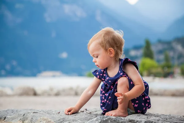 Baby flicka leker med stenar — Stockfoto