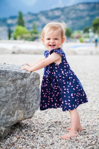 Lustiges lachendes Baby Mädchen — Stockfoto