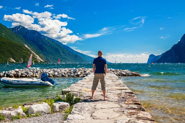 Mann beobachtet Windsurfer am Gardasee — Stockfoto