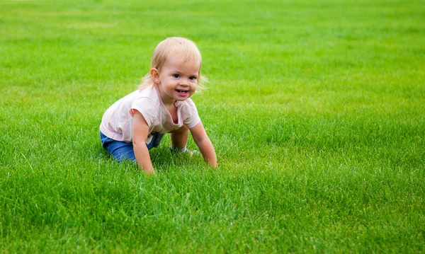 Дівчина сидить на зеленій траві — стокове фото