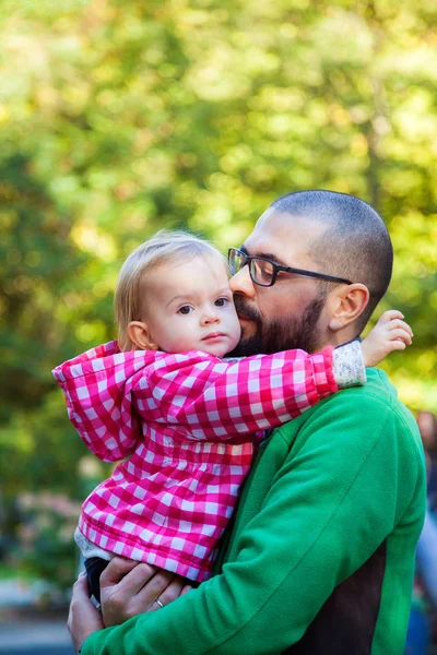 Homem segurando e beijando sua filha — Fotografia de Stock