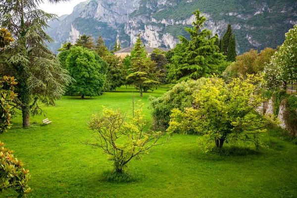 Grüner Stadtpark in Riva del Garda — Stockfoto
