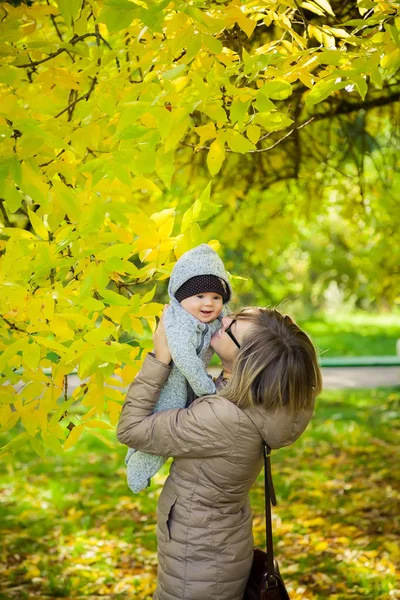 Mutter mit ihrem kleinen Baby im Herbstpark — Stockfoto