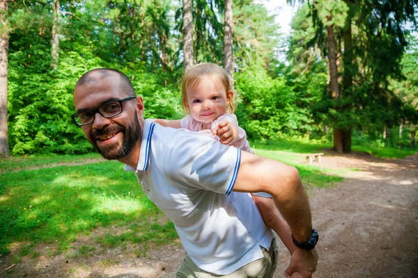 Far leger med sin lille datter i naturen - Stock-foto