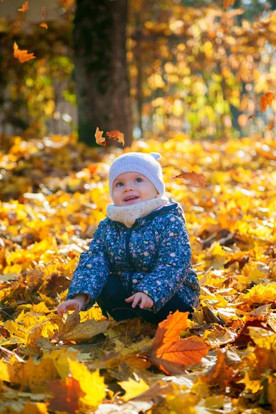 Girl watching leaves falling down — Stock Photo, Image