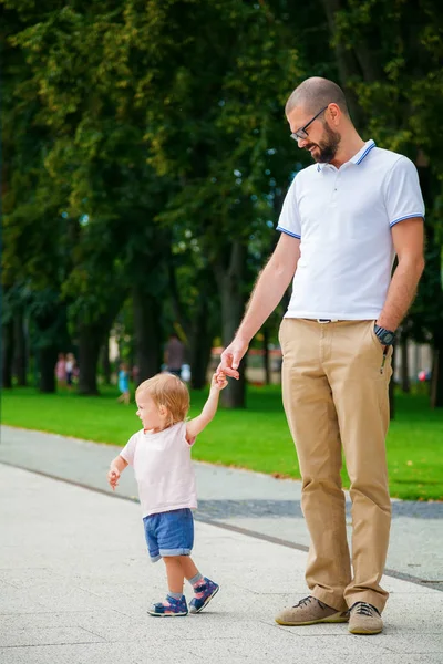 Bébé fille menant son père — Photo