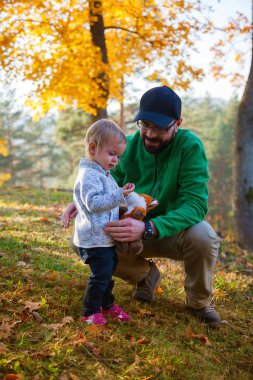 sonbahar parkında baba ve kızı