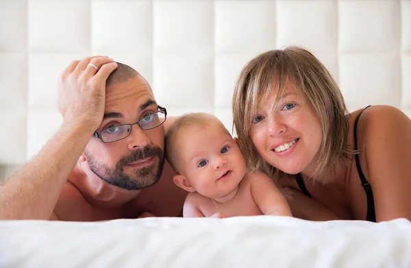 Family in a white bedroom — Stock Photo, Image