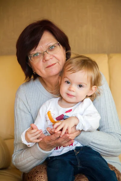 Babcia trzyma swoją małą wnuczkę — Zdjęcie stockowe