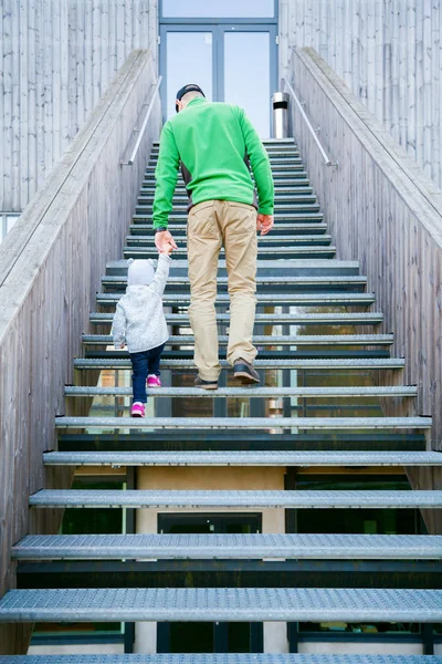 Père et fille grimpant à l'étage — Photo