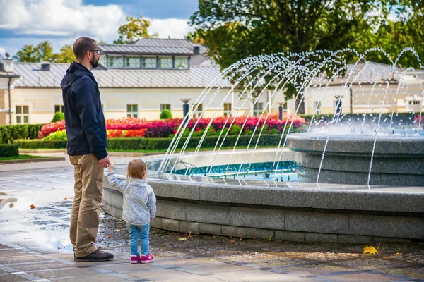 Père et fille regardant la fontaine — Photo