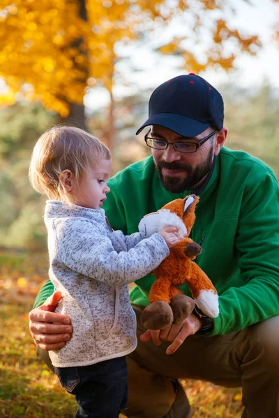 Far och dotter leker med Toy Fox — Stockfoto