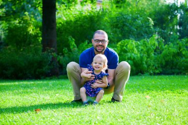 küçük kız ve babası dışında oynarken