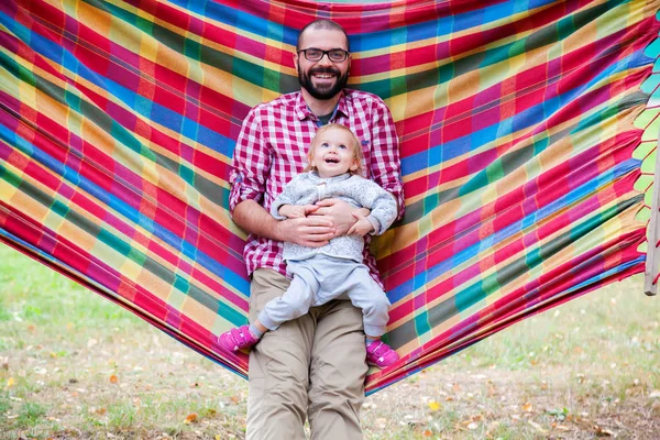 Far och dotter i en hängmatta — Stockfoto