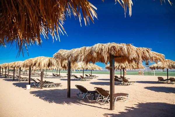 Beach with sunbeds and umbrellas in Egypt — Stock Photo, Image