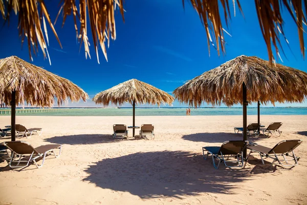 Strand mit Liegen und Sonnenschirmen — Stockfoto