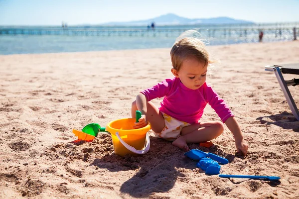 Girl playing with sand and water — Stock Photo, Image