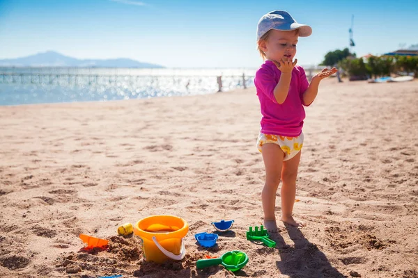 Girl playing on the beach — Stock Photo, Image