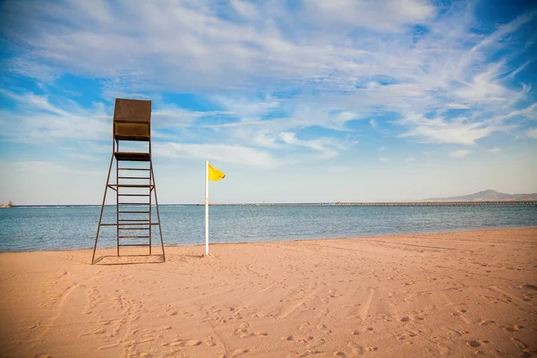 Gelbe Warnflagge am Strand in Ägypten — Stockfoto