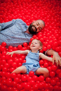 gülen küçük kız ve babası