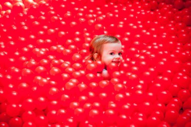 kırmızı plastik topları küçük kız