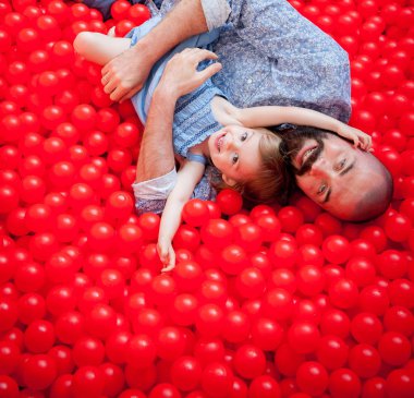 kırmızı plastik topları baba ve kızı