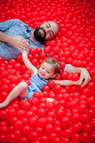 Baba ve küçük kızı eğleniyor