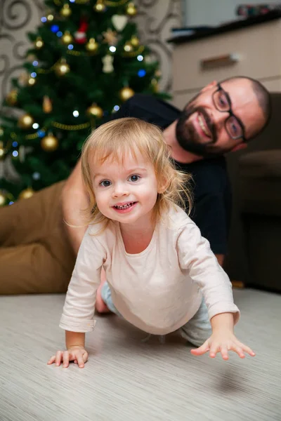 Petite fille mignonne s'amuser avec son père — Photo