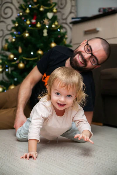 Lachendes kleines Mädchen, das Spaß mit ihrem Vater hat — Stockfoto