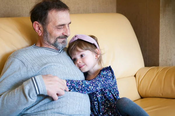 Adorabile Ragazza Carina Che Abbraccia Nonno Barbuto Sono Seduti Casa — Foto Stock