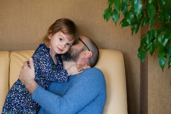 Pai Beijando Sua Filhinha Fofa Menina Abraçando Seu Pai — Fotografia de Stock