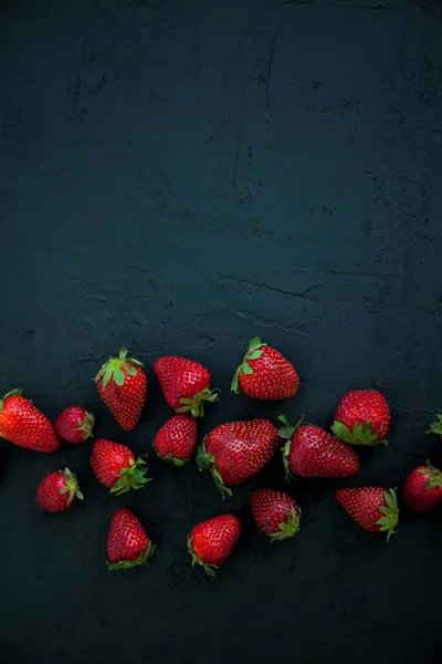 Juicy Red Strawberries Black Background Flat Lay Copy Space — Stock Photo, Image