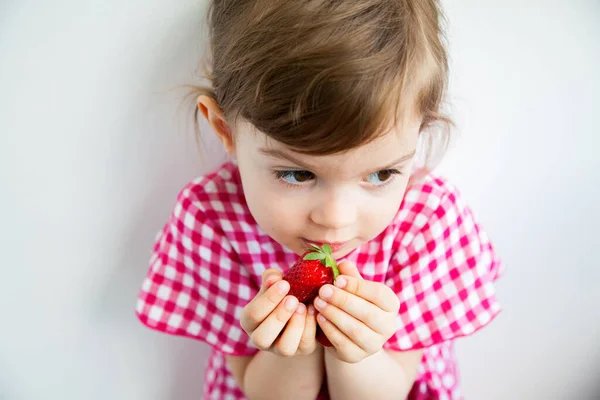 Adorable Niñita Sosteniendo Una Gran Fresa Mano —  Fotos de Stock