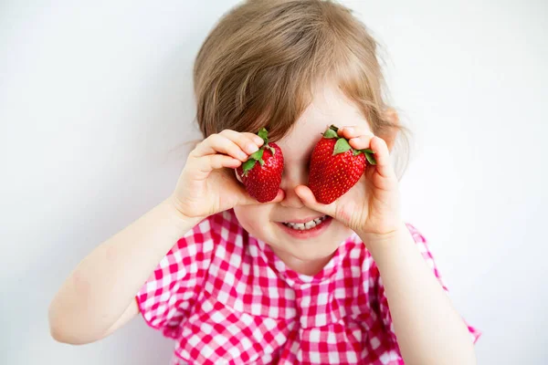 Divertido Riendo Niña Jugando Con Fresas —  Fotos de Stock