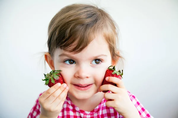 Adorable Niña Sosteniendo Dos Grandes Fresas Cerca Sus Mejillas —  Fotos de Stock